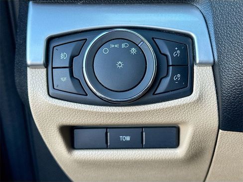 Used 2017 Ford Explorer XLT image 6