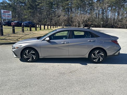 Used 2024 Hyundai Elantra Limited image 8