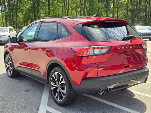 Used 2022 Ford Escape SE w/ SE Sport Appearance Package image 3