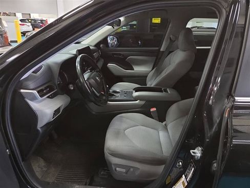 Used 2023 Toyota Highlander LE AWD/4WD image 6