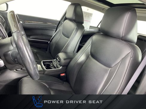 Used 2019 Chrysler 300 Limited RWD image 19