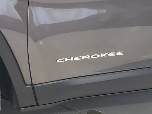 Used 2016 Jeep Cherokee Limited w/ Luxury Group AWD/4WD image 16