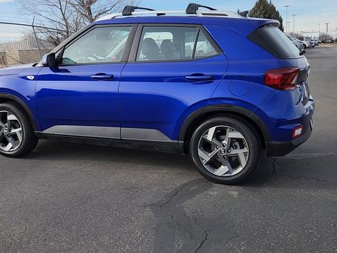 Used 2022 Hyundai Venue Limited image 2