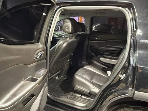 Used 2019 GMC Acadia SLT w/ LPO, Floor Liner Package FWD image 28