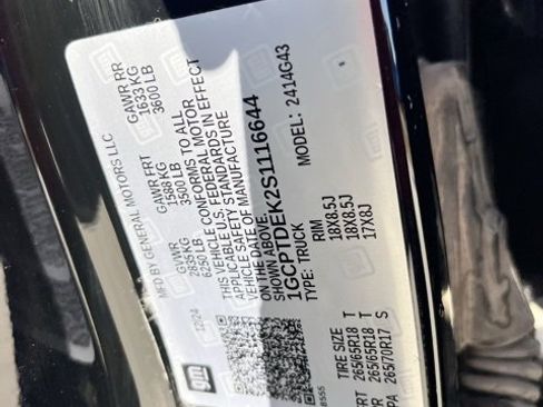 Used 2025 Chevrolet Colorado Z71 w/ Midnight Edition image 14