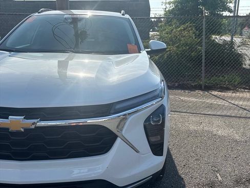 Used 2025 Chevrolet Trax LT FWD image 20