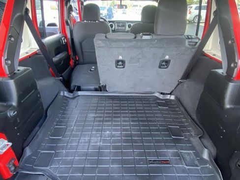 Used 2020 Jeep Wrangler Unlimited Sahara image 25