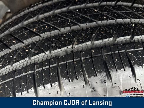 Used 2023 Jeep Grand Cherokee L Laredo image 13