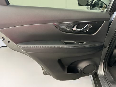 Used 2018 Nissan Rogue SV w/ Premium Package AWD/4WD image 27