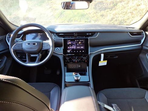 New 2025 Jeep Grand Cherokee Altitude image 8