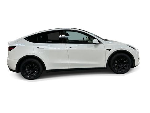 Certified 2022 Tesla Model Y Long Range AWD/4WD image 7