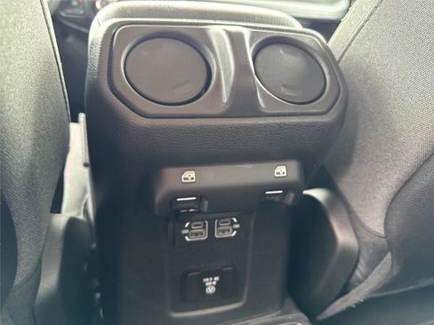 Used 2025 Jeep Wrangler Unlimited Rubicon AWD/4WD image 31