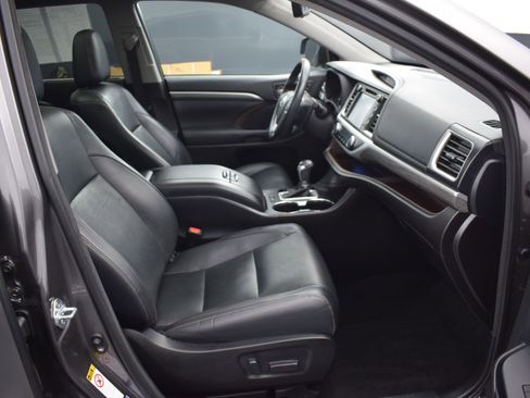 Used 2017 Toyota Highlander Limited Platinum image 10