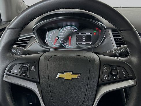 Used 2022 Chevrolet Trax LT w/ LT Convenience Package image 12