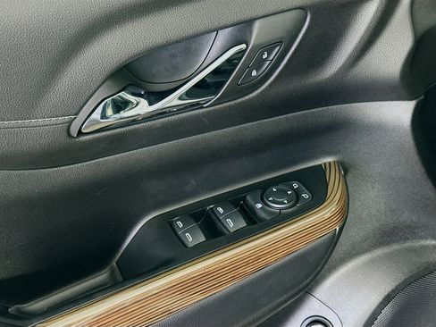 Used 2023 GMC Acadia SLE w/ Driver Convenience Package image 15