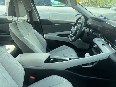 Used 2023 Hyundai Elantra Limited w/ Preferred Accessory Package FWD image 5