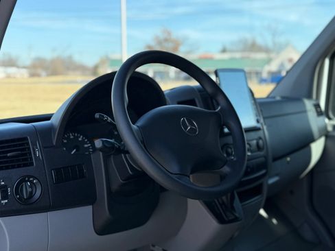 Used 2013 Freightliner Sprinter 2500 RWD image 11
