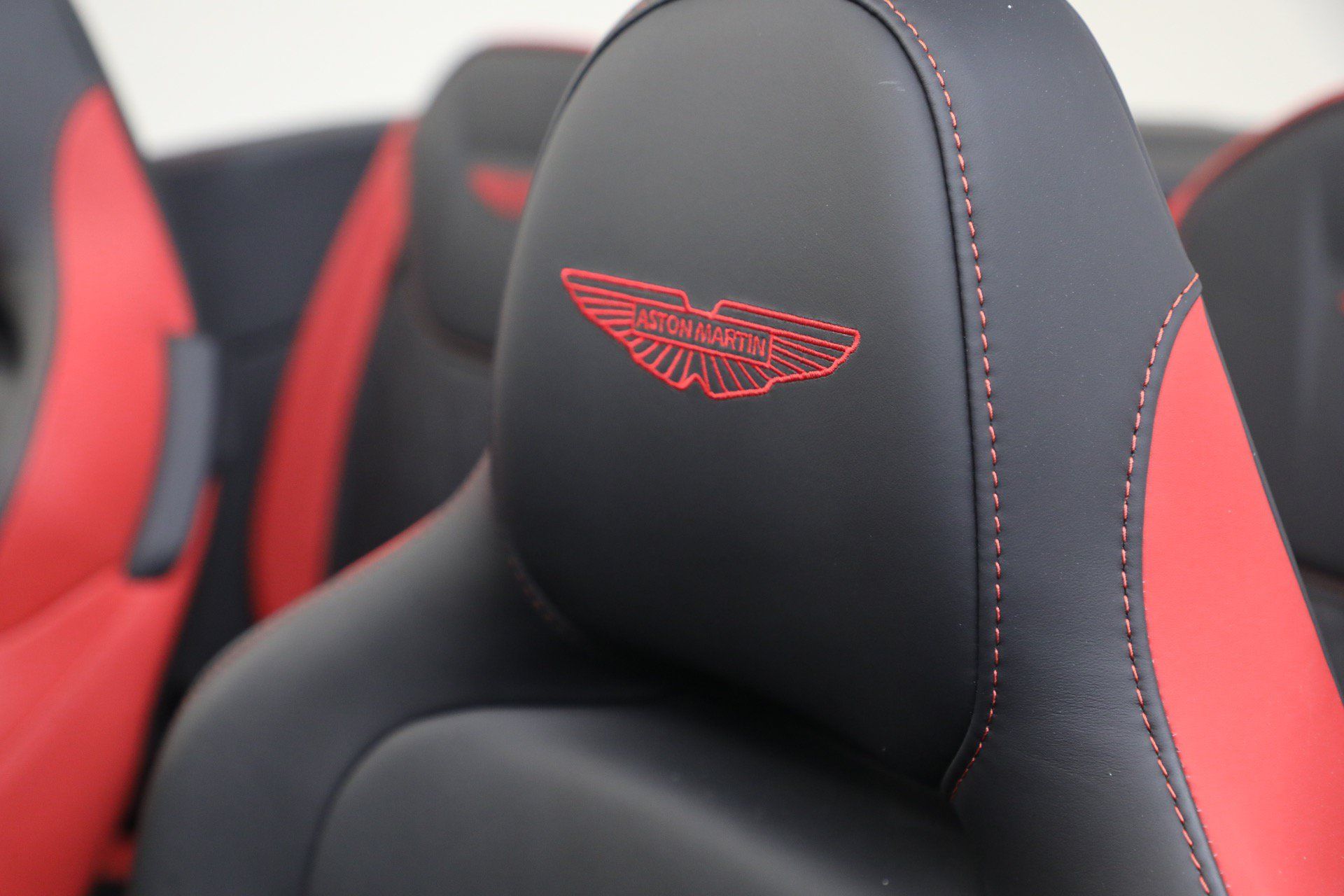Used 2024 Aston Martin DB12 Convertible RWD image 33
