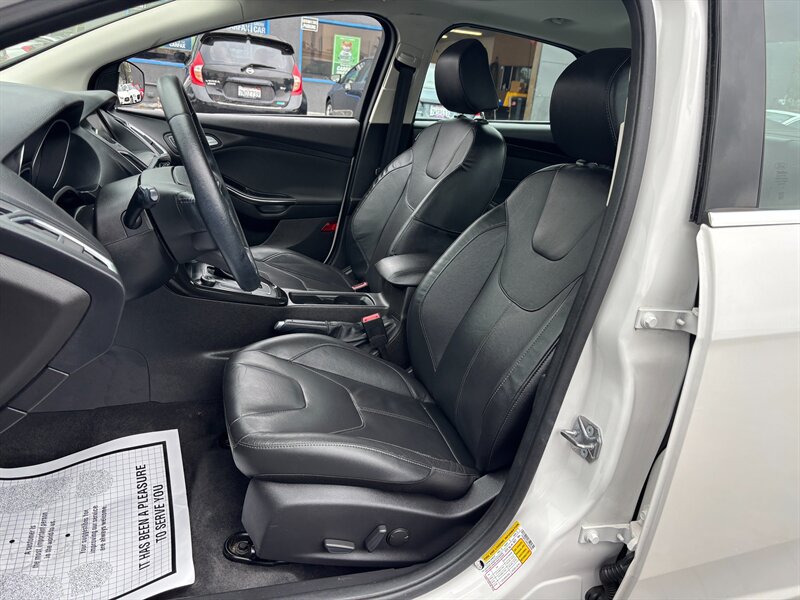 Used 2015 Ford Focus Titanium w/ Titanium Technology Package FWD image 7