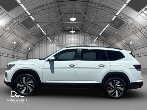 Used 2025 Volkswagen Atlas SE AWD/4WD image 2