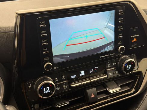 Used 2022 Toyota Highlander XLE FWD image 19