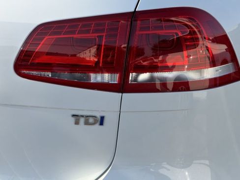 Used 2016 Volkswagen Touareg Executive AWD/4WD image 11