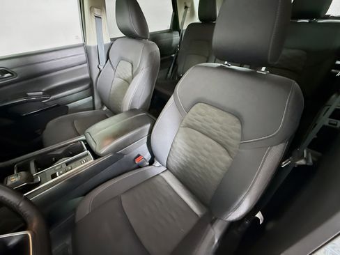 Used 2025 Nissan Pathfinder SV FWD image 25