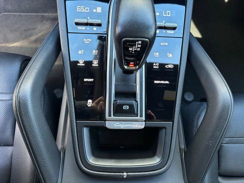 Used 2022 Porsche Cayenne Platinum Edition image 26