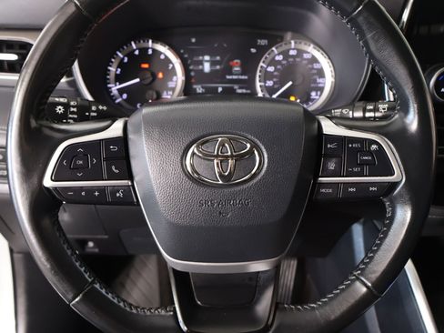 Used 2023 Toyota Highlander LE image 3