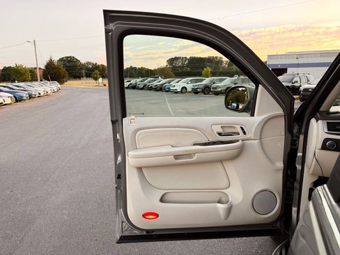 Used 2007 Cadillac Escalade AWD w/ Information Package image 16