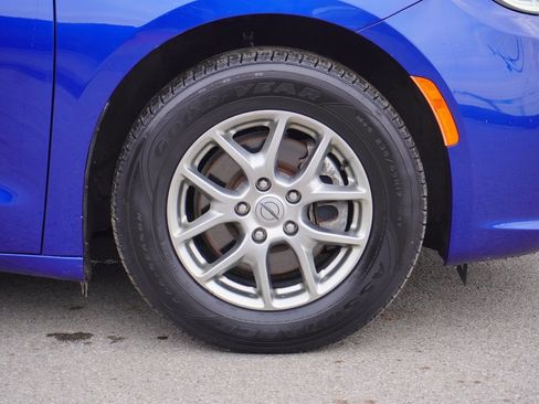 Used 2021 Chrysler Pacifica Touring image 13