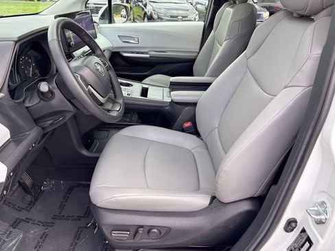 Certified 2026 Toyota Sienna XLE FWD image 21