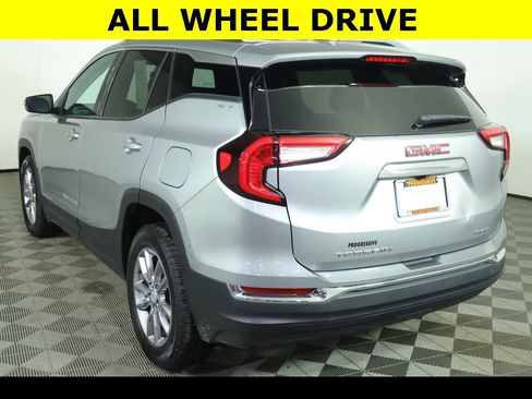 Used 2024 GMC Terrain SLT image 5