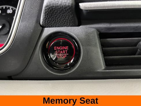 Used 2025 Honda Pilot Touring image 17