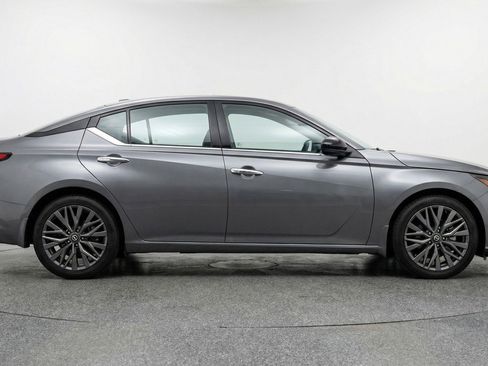 Used 2025 Nissan Altima 2.5 SV image 11