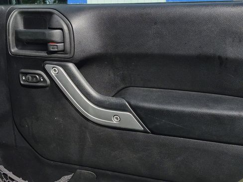 Used 2016 Jeep Wrangler Unlimited Sahara w/ Connectivity Group image 15