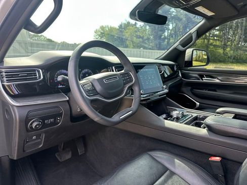 Used 2022 Jeep Wagoneer Series III w/ Premium Group I AWD/4WD image 15