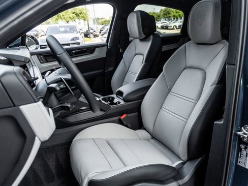 Certified 2025 Porsche Cayenne Coupe AWD/4WD image 5