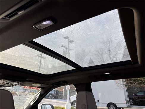 Used 2023 GMC Yukon XL SLT w/ SLT Luxury Package image 12