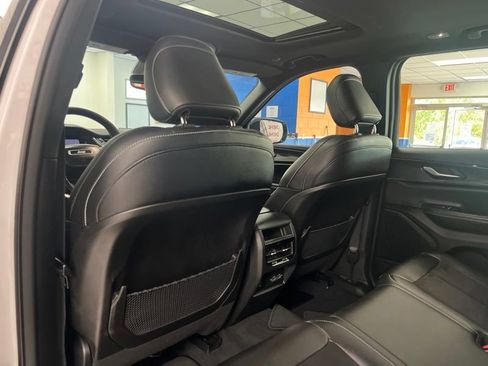 Used 2023 Jeep Grand Cherokee Altitude AWD/4WD image 17