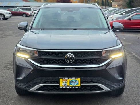 Used 2023 Volkswagen Taos SE w/ Panoramic Sunroof Package image 2