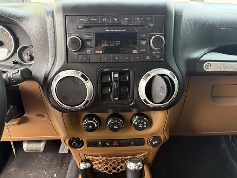 Used 2013 Jeep Wrangler Unlimited Sahara image 5