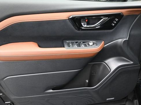 Used 2025 Subaru Forester Touring image 7