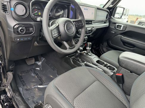 Used 2025 Jeep Wrangler Unlimited Rubicon 4xe w/ Convenience Group image 15