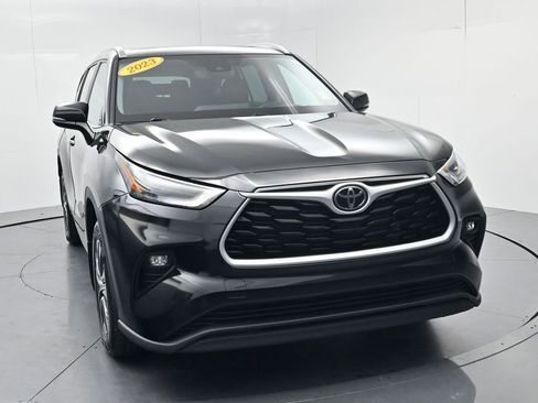 Used 2023 Toyota Highlander XLE AWD/4WD image 2