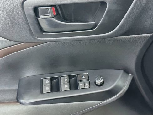 Used 2019 Toyota Highlander LE AWD/4WD image 17