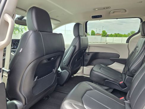 Used 2023 Chrysler Pacifica Touring-L FWD image 12