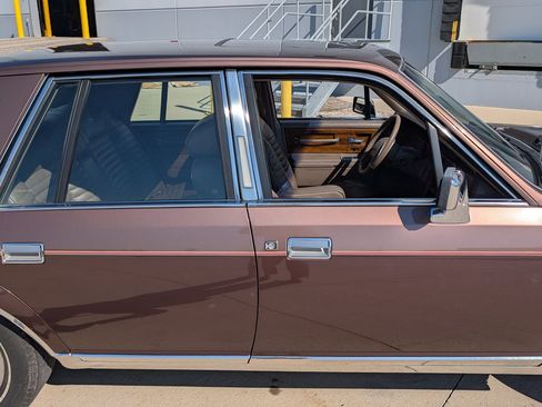 Used 1987 Lincoln Continental Signature RWD image 38
