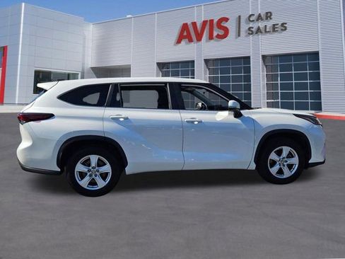 Used 2024 Toyota Highlander LE image 5