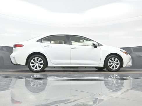 Used 2025 Toyota Corolla LE image 30